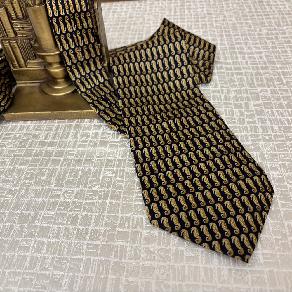 Museum Artifacts Seahorse Design Tie 100% Silk